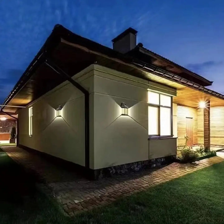 "Applique murale solaire blanche avec capteur de mouvement, étanche, économique, 400 lumens pour éclairage extérieur."