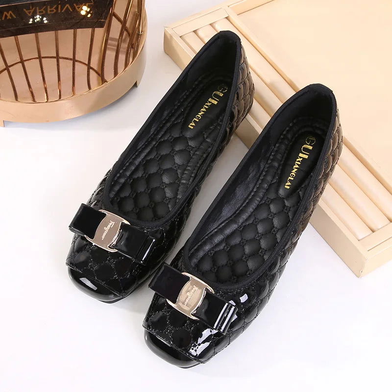 Ballerines vernies pour femmes, finition brillante et boucle chic, élégantes et confortables pour toutes les occasions.