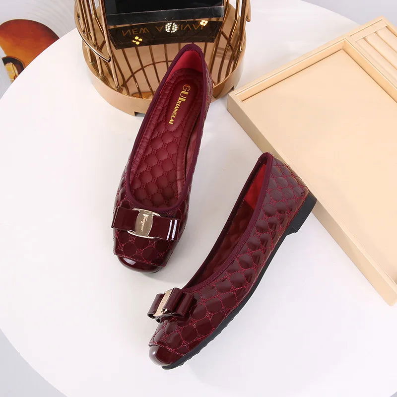 Ballerines vernies pour femmes, finition brillante et boucle chic, élégantes et confortables pour toutes les occasions.