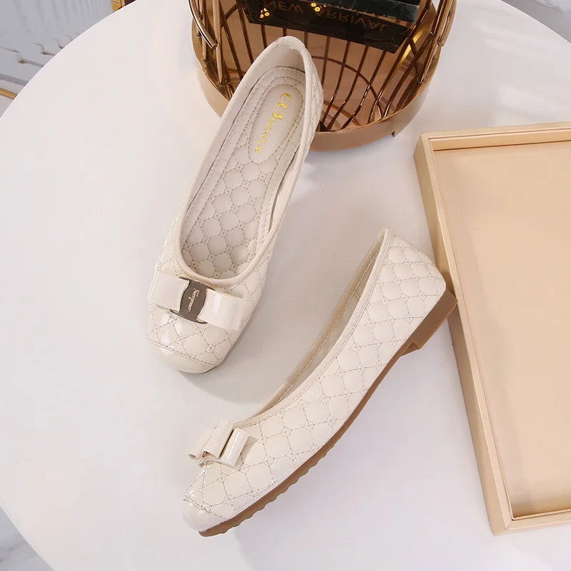 Ballerines vernies pour femmes, finition brillante et boucle chic, élégantes et confortables pour toutes les occasions.