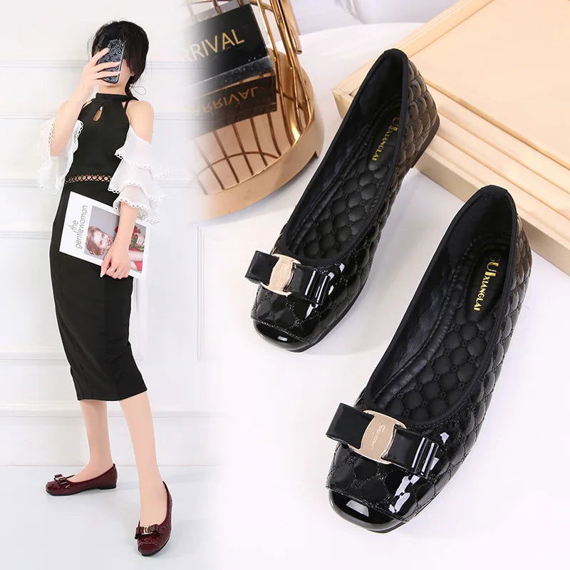 Ballerines vernies pour femmes, finition brillante et boucle chic, élégantes et confortables pour toutes les occasions.