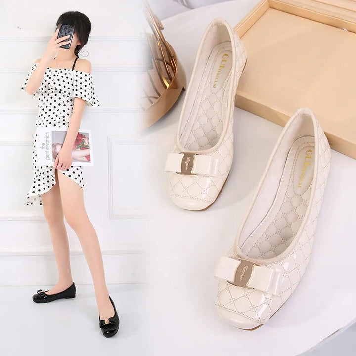 Ballerines vernies pour femmes, finition brillante et boucle chic, élégantes et confortables pour toutes les occasions.