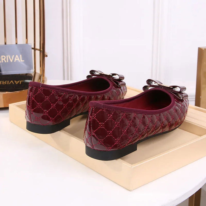 Ballerines vernies pour femmes, finition brillante et boucle chic, élégantes et confortables pour toutes les occasions.