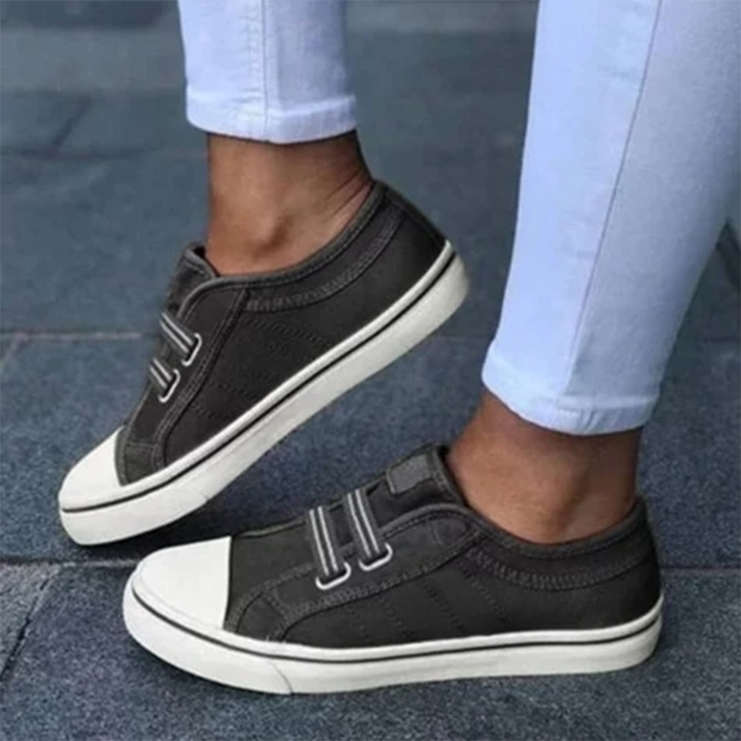 "Basket femme noire slip-on, toile respirante, semelle caoutchouc, vue latérale"