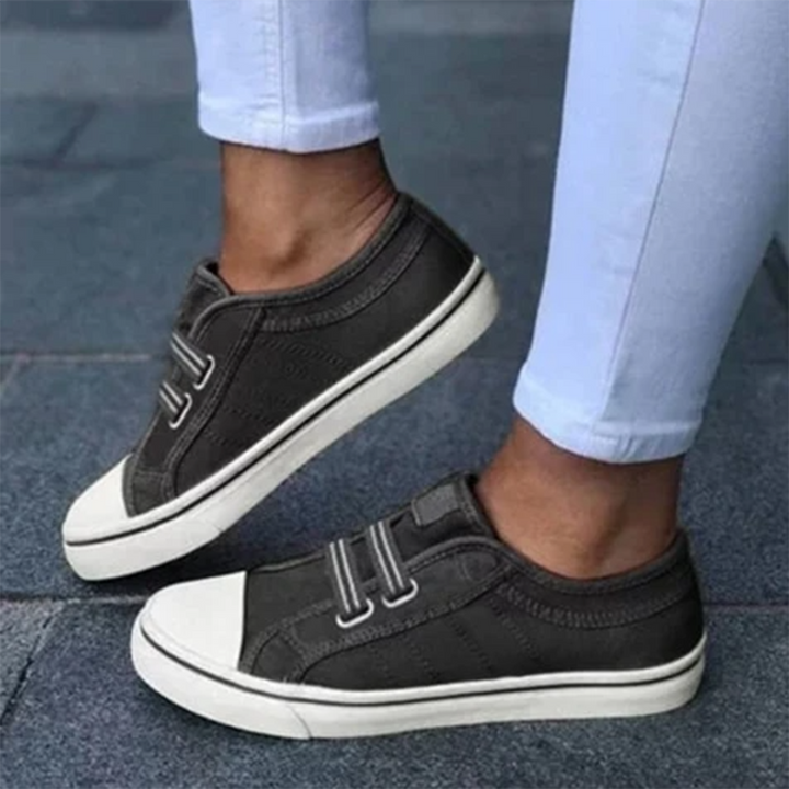 "Basket femme noire slip-on, toile respirante, semelle caoutchouc, vue latérale"