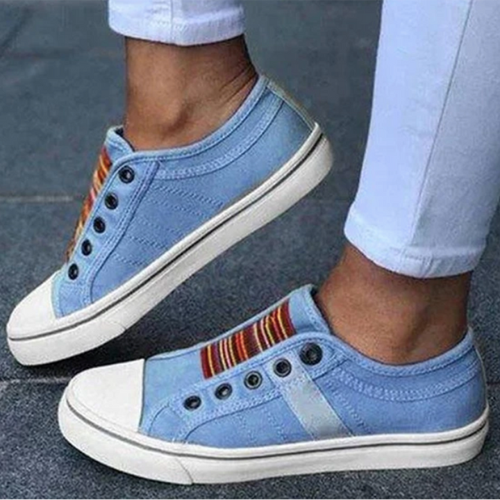 "Basket femme noire slip-on, toile respirante, semelle caoutchouc, vue latérale"