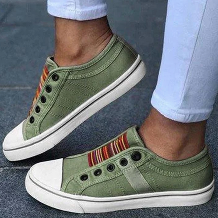 "Basket femme noire slip-on, toile respirante, semelle caoutchouc, vue latérale"