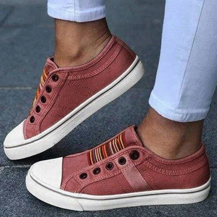 "Basket femme noire slip-on, toile respirante, semelle caoutchouc, vue latérale"