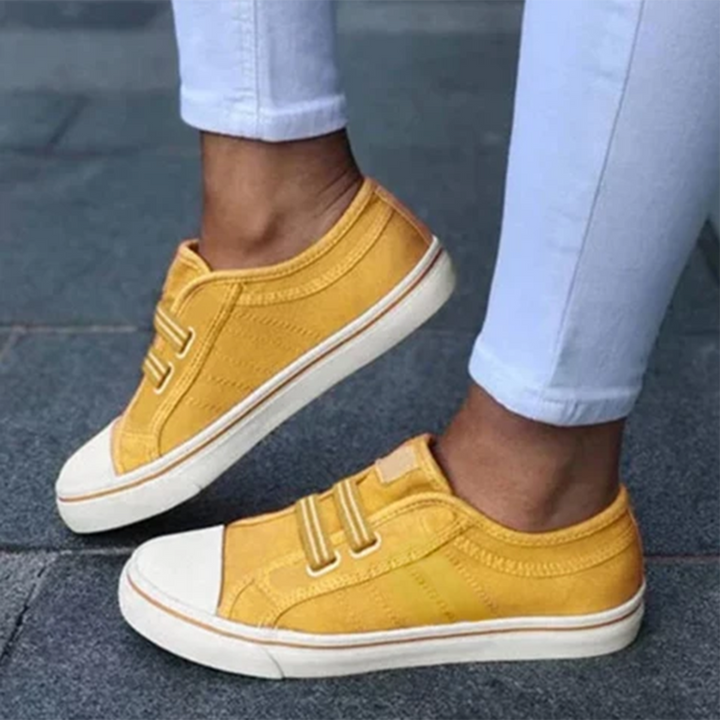 "Basket femme noire slip-on, toile respirante, semelle caoutchouc, vue latérale"