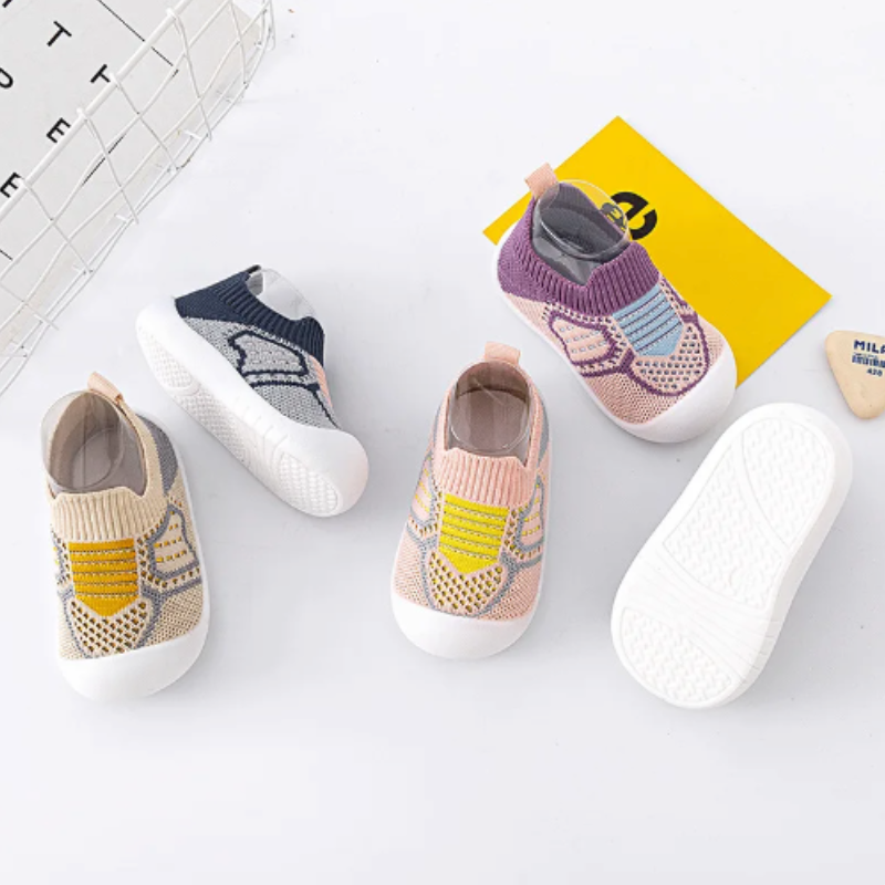 "Baskets enfant multicolores avec semelles antidérapantes, maille respirante et embout protecteur, tailles 0-4 ans."