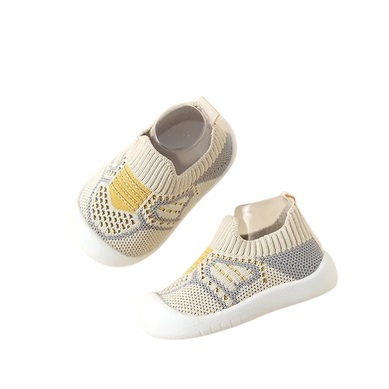 "Baskets enfant multicolores avec semelles antidérapantes, maille respirante et embout protecteur, tailles 0-4 ans."