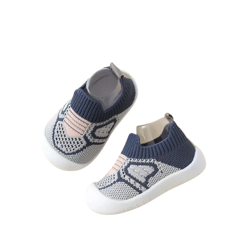 "Baskets enfant multicolores avec semelles antidérapantes, maille respirante et embout protecteur, tailles 0-4 ans."