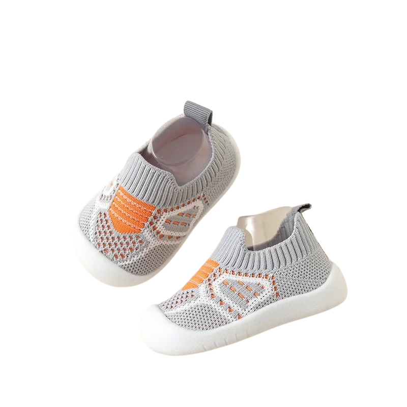 "Baskets enfant multicolores avec semelles antidérapantes, maille respirante et embout protecteur, tailles 0-4 ans."