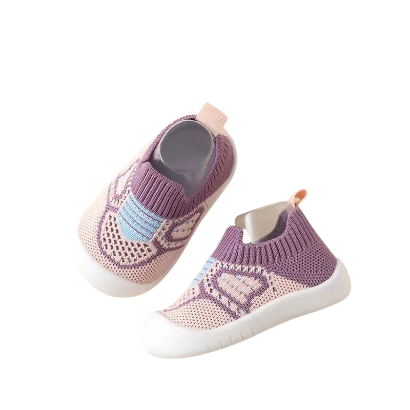 "Baskets enfant multicolores avec semelles antidérapantes, maille respirante et embout protecteur, tailles 0-4 ans."