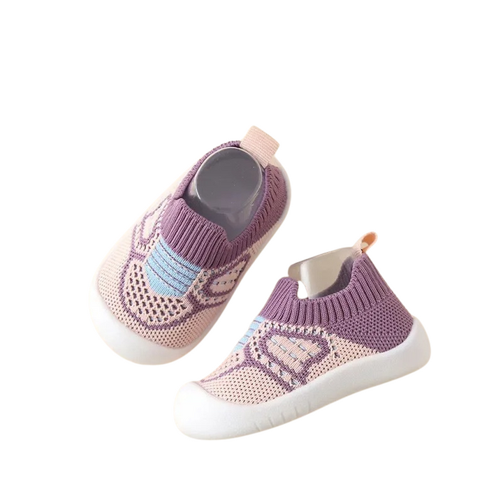 "Baskets enfant multicolores avec semelles antidérapantes, maille respirante et embout protecteur, tailles 0-4 ans."
