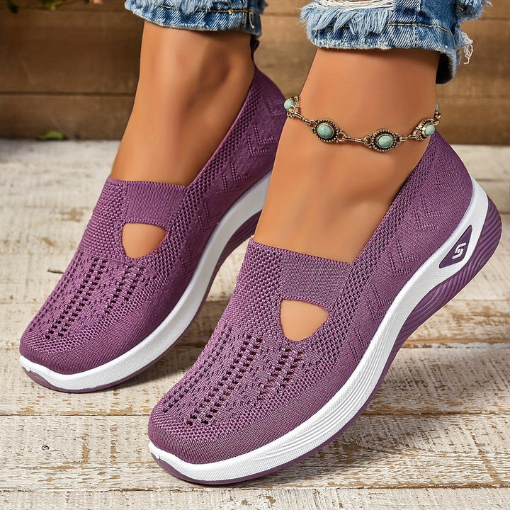 "Baskets féminines sans lacets, style moderne, matériau respirant et extensible, confort pour usage quotidien."
