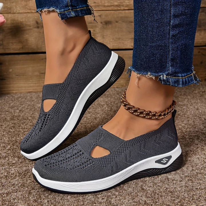 "Baskets féminines sans lacets, style moderne, matériau respirant et extensible, confort pour usage quotidien."