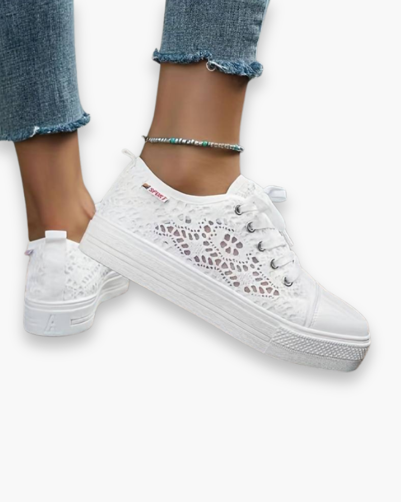 "Baskets femme élégantes en dentelle blanche, respirantes et légères, avec fermeture à lacets pour confort optimal."
