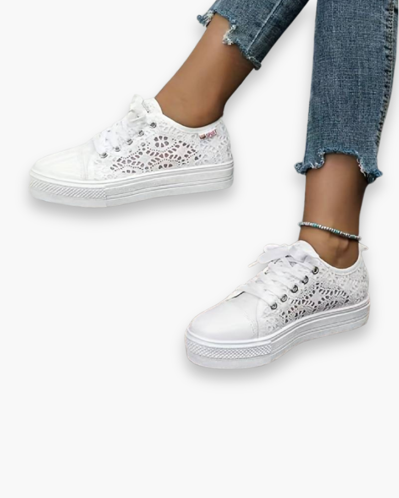 "Baskets femme élégantes en dentelle blanche, respirantes et légères, avec fermeture à lacets pour confort optimal."