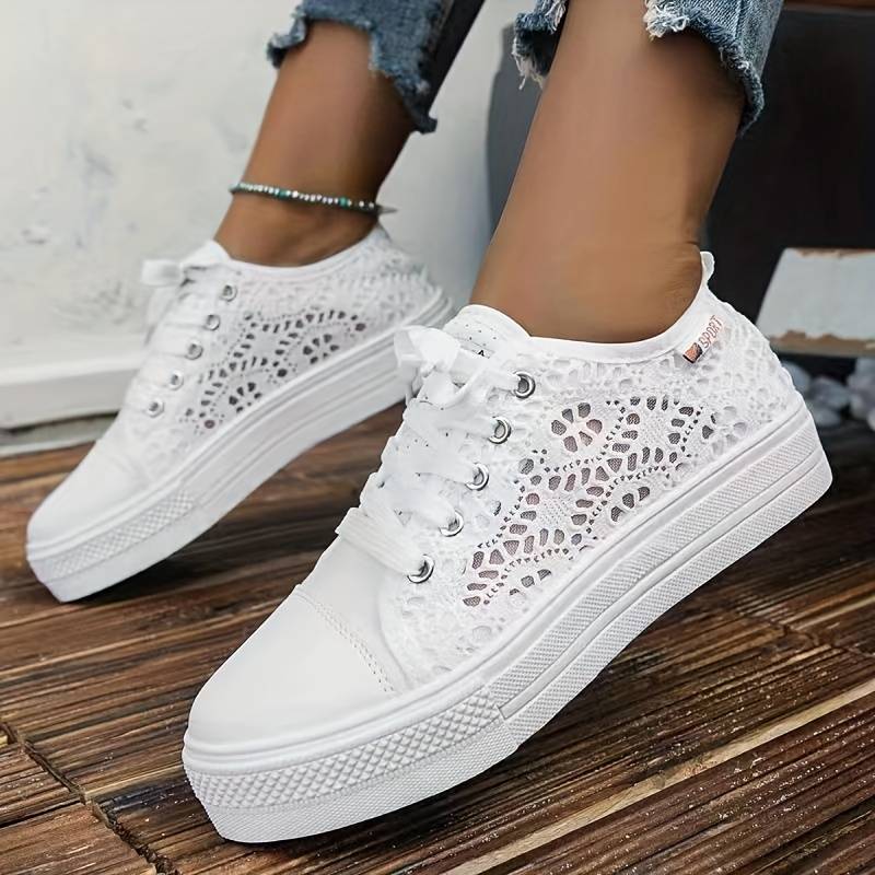 "Baskets Geneve femme en dentelle noire, design sophistiqué et aéré, élégance décontractée et confort durable."