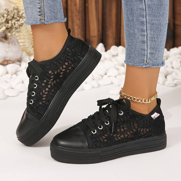 "Baskets Geneve femme en dentelle noire, design sophistiqué et aéré, élégance décontractée et confort durable."