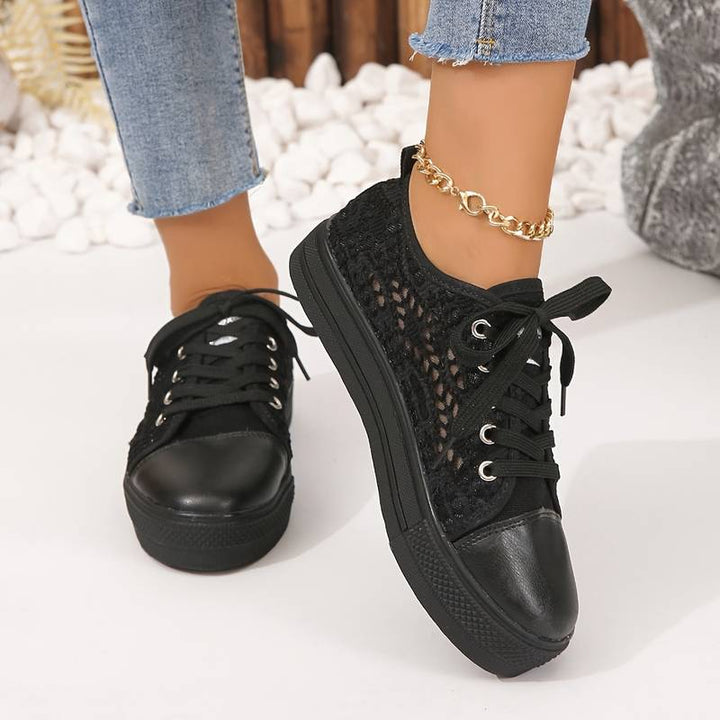 "Baskets Geneve femme en dentelle noire, design sophistiqué et aéré, élégance décontractée et confort durable."