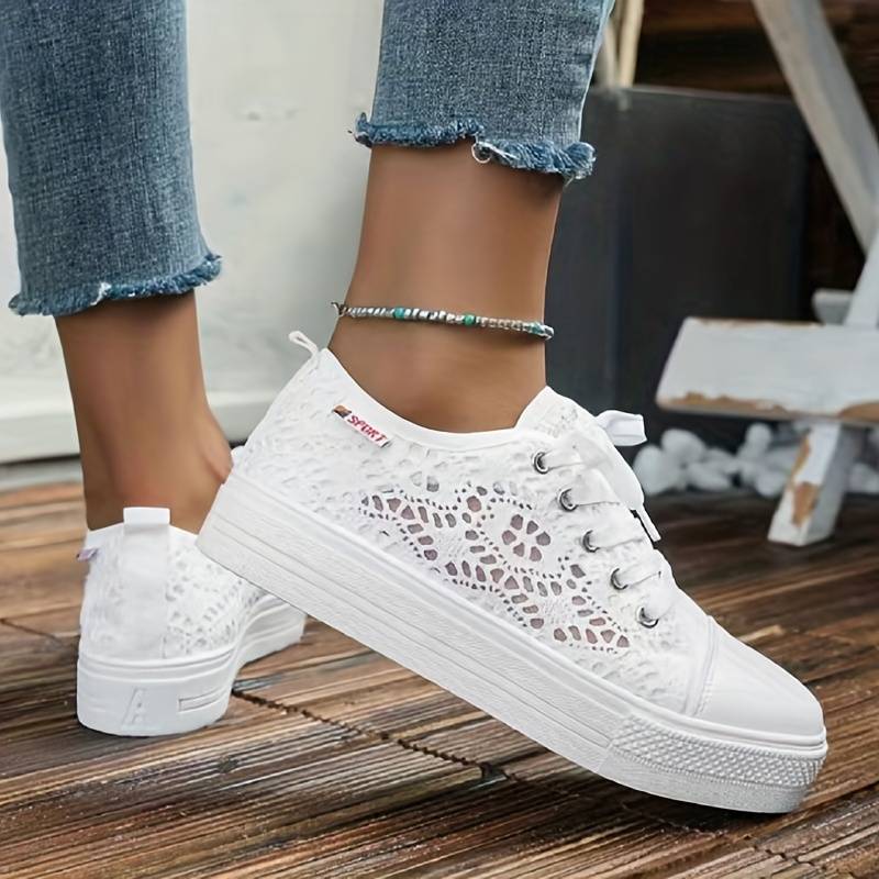 "Baskets Geneve femme en dentelle noire, design sophistiqué et aéré, élégance décontractée et confort durable."