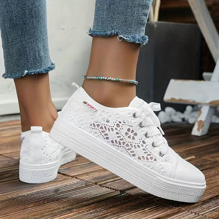"Baskets Geneve femme en dentelle noire, design sophistiqué et aéré, élégance décontractée et confort durable."