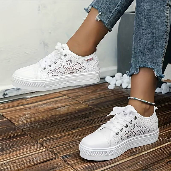 "Baskets Geneve femme en dentelle noire, design sophistiqué et aéré, élégance décontractée et confort durable."