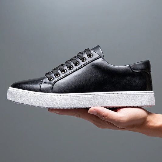 "Baskets homme en cuir premium, design élégant et intemporel, avec semelle rembourrée pour confort quotidien"