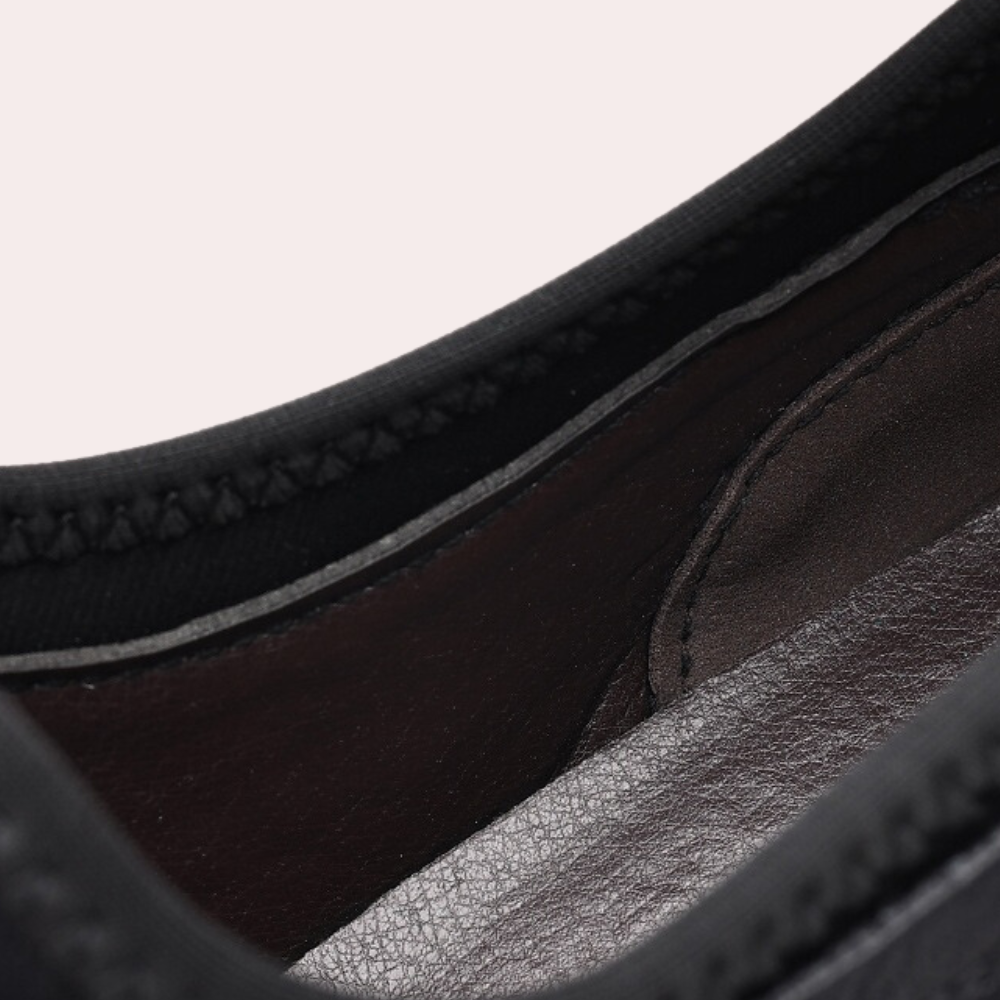 "Baskets noires pour hommes élégantes, légères, et polyvalentes avec design intemporel, adaptées à tous les styles."