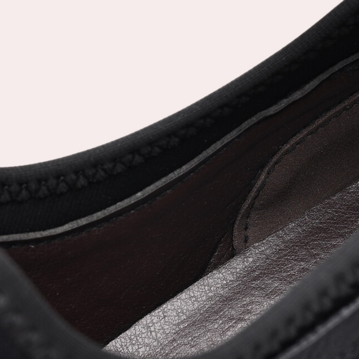 "Baskets noires pour hommes élégantes, légères, et polyvalentes avec design intemporel, adaptées à tous les styles."