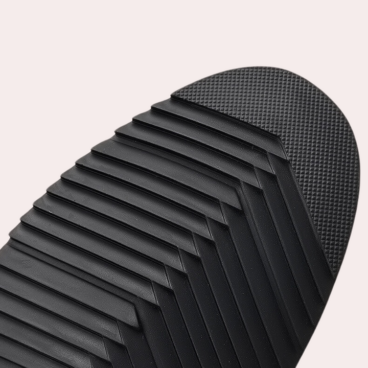 "Baskets noires pour hommes élégantes, légères, et polyvalentes avec design intemporel, adaptées à tous les styles."