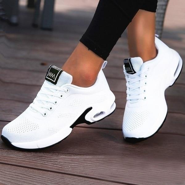 "Baskets orthopédiques confortables beige avec semelle amortissante en gel, offrant soutien et légèreté pour sportives."