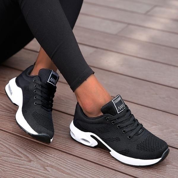 "Baskets orthopédiques confortables beige avec semelle amortissante en gel, offrant soutien et légèreté pour sportives."