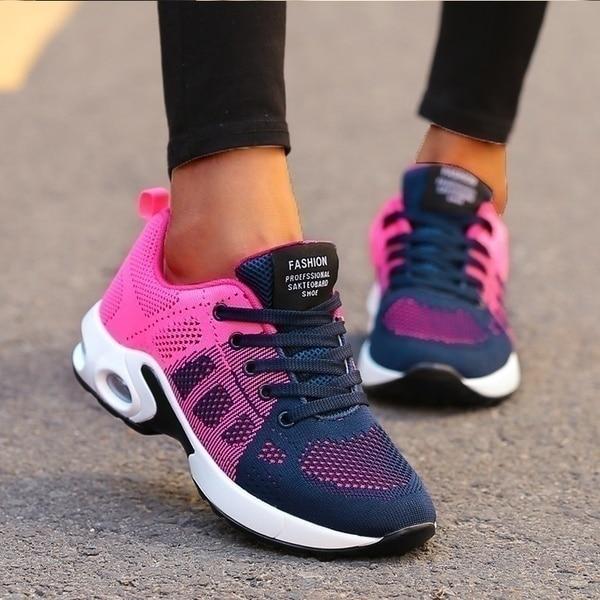 "Baskets orthopédiques confortables beige avec semelle amortissante en gel, offrant soutien et légèreté pour sportives."