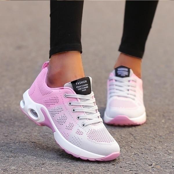 "Baskets orthopédiques confortables beige avec semelle amortissante en gel, offrant soutien et légèreté pour sportives."