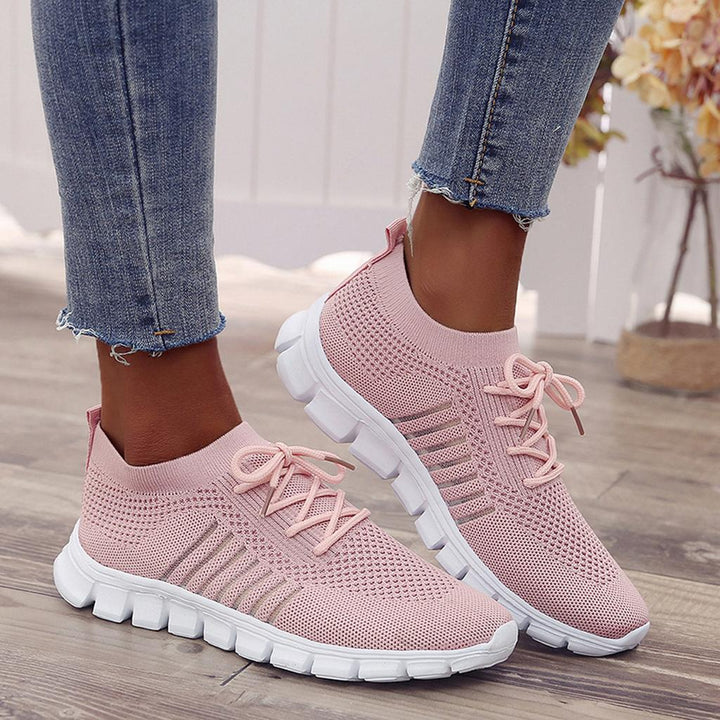 "Baskets orthopédiques femme, design moderne, tissu respirant gris, semelle orthopédique pour confort et soutien optimal."