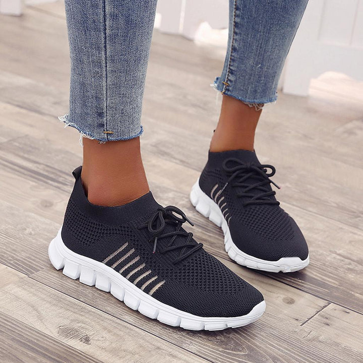 "Baskets orthopédiques femme, design moderne, tissu respirant gris, semelle orthopédique pour confort et soutien optimal."