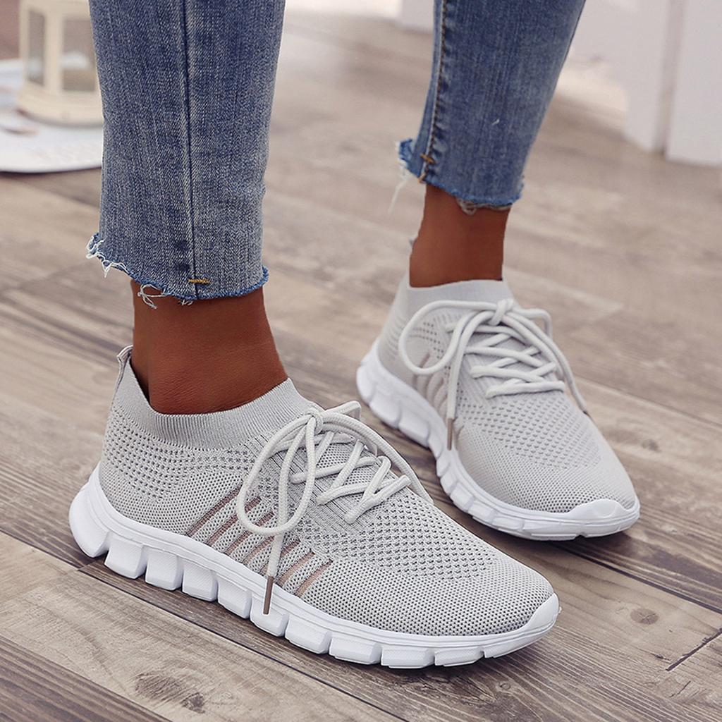 "Baskets orthopédiques femme, design moderne, tissu respirant gris, semelle orthopédique pour confort et soutien optimal."