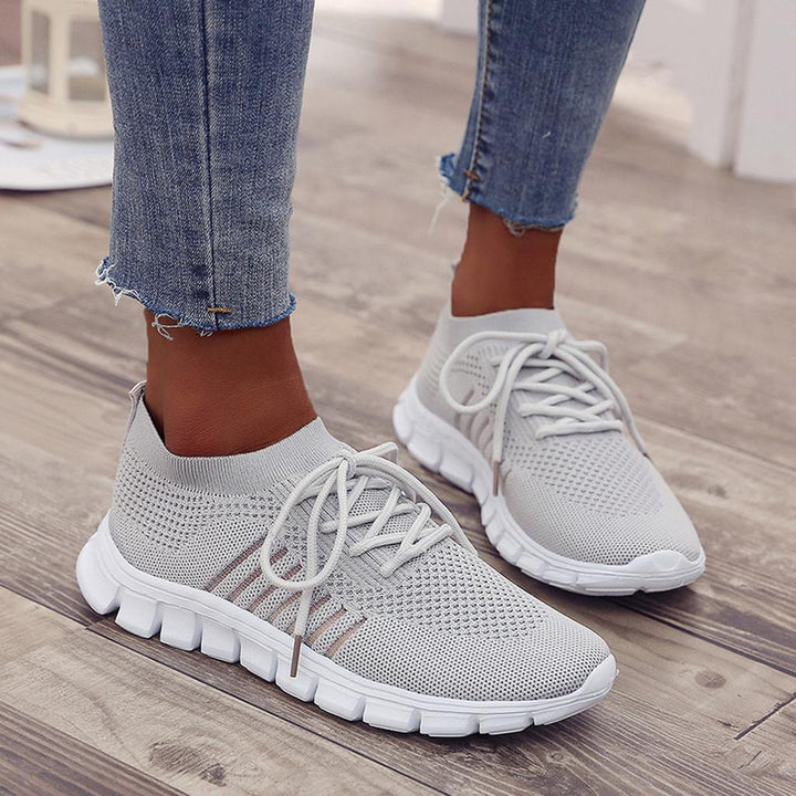 "Baskets orthopédiques femme, design moderne, tissu respirant gris, semelle orthopédique pour confort et soutien optimal."