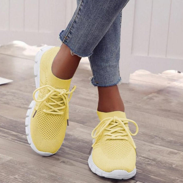 "Baskets orthopédiques femme, design moderne, tissu respirant gris, semelle orthopédique pour confort et soutien optimal."
