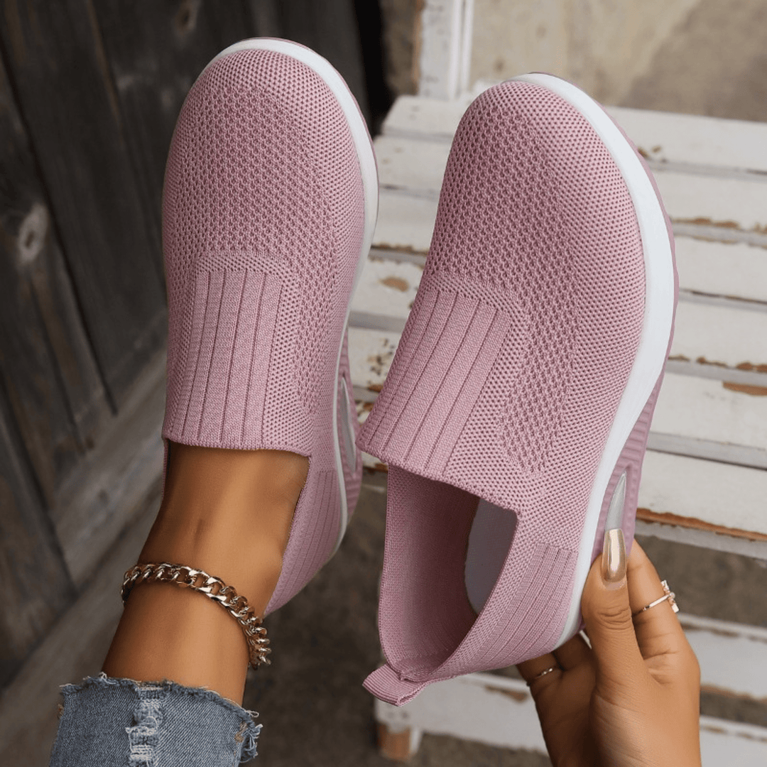 "Baskets orthopédiques pour femmes, noires, design moderne, soutien optimal et confort longue durée, style épuré."