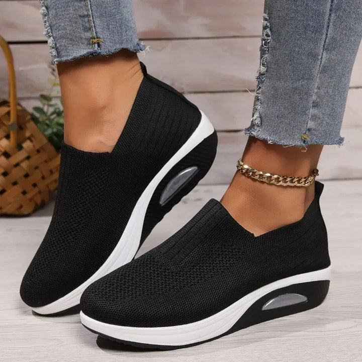 "Baskets orthopédiques pour femmes, noires, design moderne, soutien optimal et confort longue durée, style épuré."