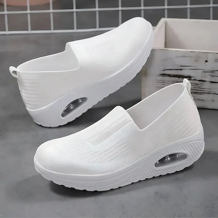 "Baskets orthopédiques pour femmes, noires, design moderne, soutien optimal et confort longue durée, style épuré."