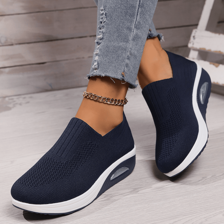 "Baskets orthopédiques pour femmes, noires, design moderne, soutien optimal et confort longue durée, style épuré."