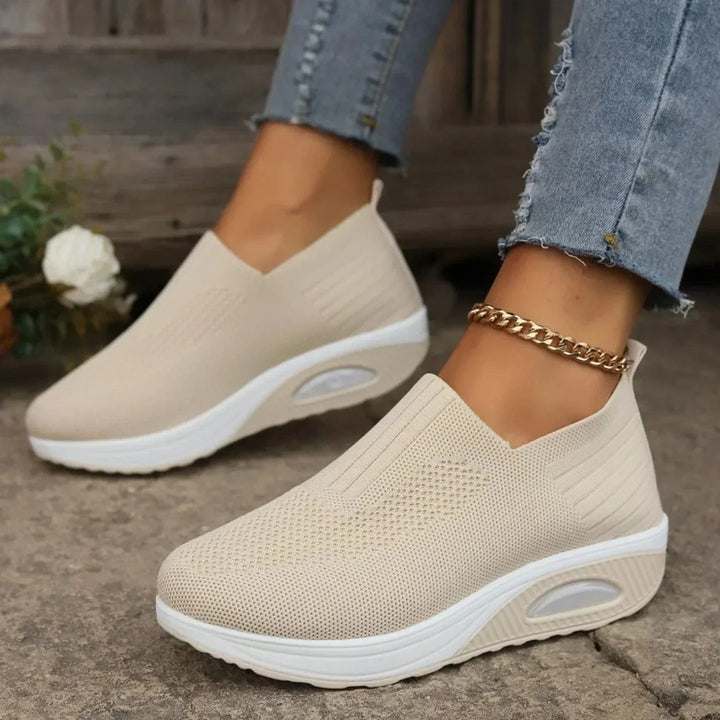 "Baskets orthopédiques pour femmes, noires, design moderne, soutien optimal et confort longue durée, style épuré."