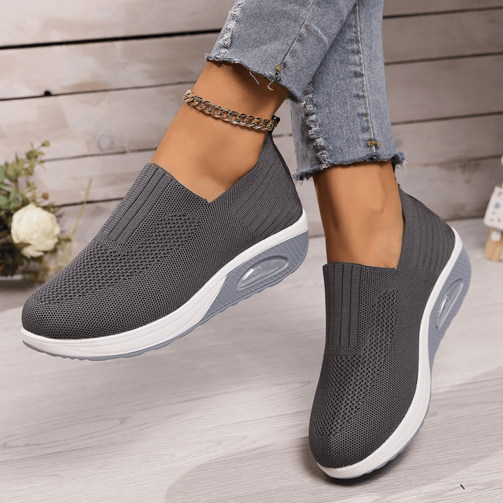 "Baskets orthopédiques pour femmes, noires, design moderne, soutien optimal et confort longue durée, style épuré."