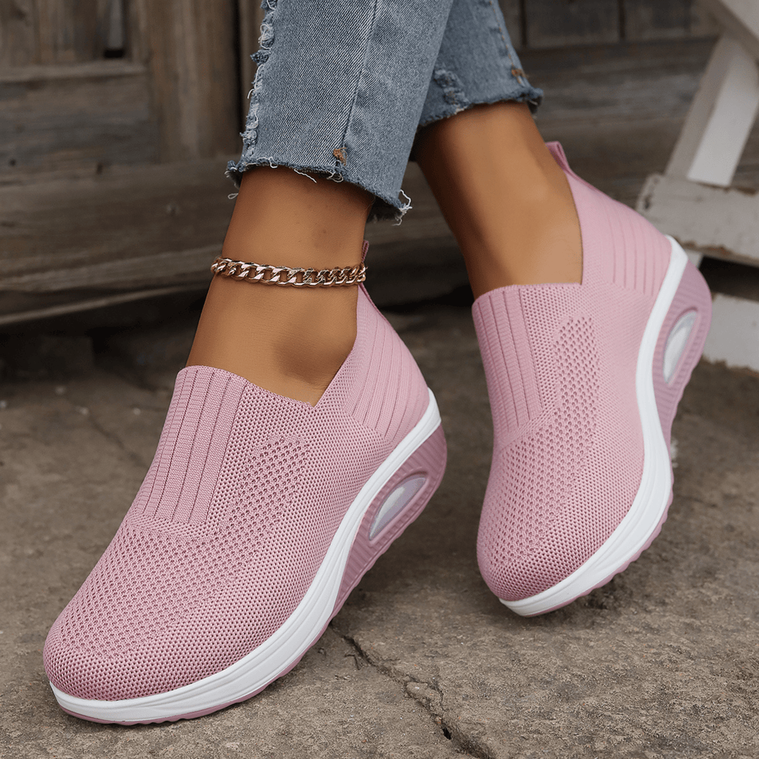 "Baskets orthopédiques pour femmes, noires, design moderne, soutien optimal et confort longue durée, style épuré."