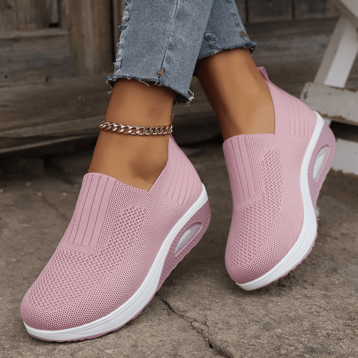 "Baskets orthopédiques pour femmes, noires, design moderne, soutien optimal et confort longue durée, style épuré."